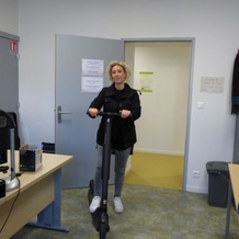 Sandra en trottinette