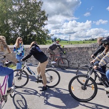 Révision des fondamentaux du vélo pour l'équipe du PNR : comment anticiper le dénivelé pour passer les vitesses, comment faire quand on déraille, qu'on crève ou qu'on casse sa chaîne sur la route, etc.
