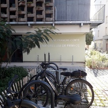 Arrivée dans l'éco-quartier ! Vélo attaché, je vais travailler.