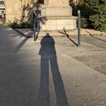 Marcher en ville, ça permet de découvrir de vieilles pierres... et ça allonge les jambes ???