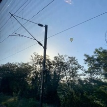 Jean-René hésite entre le train et la montgolfière...