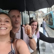 On attend le tram en équipe et avec le sourire ! malgré la pluie battante !