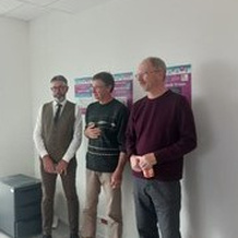 La pause s'impose devant les affiches du challenge de la Mobilité BFC à la DDT25
