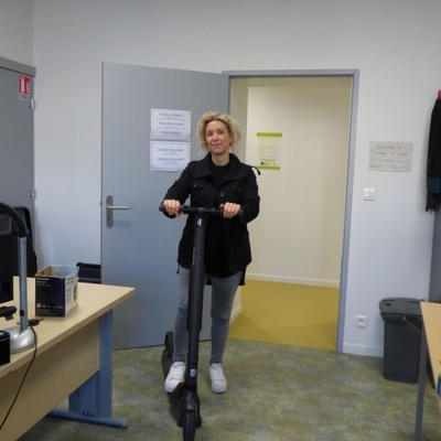 Sandra en trottinette