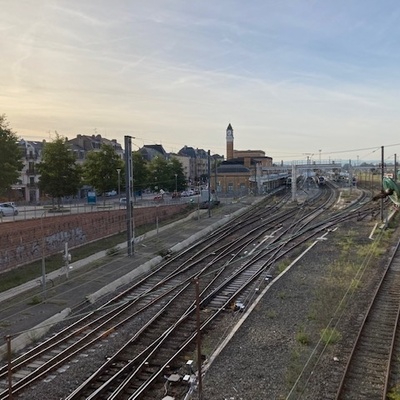 Gare monument historique à l'arrière plan