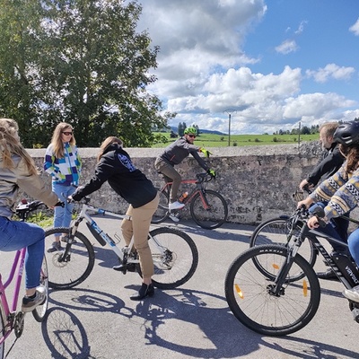 Révision des fondamentaux du vélo pour l'équipe du PNR : comment anticiper le dénivelé pour passer les vitesses, comment faire quand on déraille, qu'on crève ou qu'on casse sa chaîne sur la route, etc.