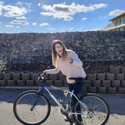 Océane, notre collègue communication, toute contente d'être passée de 2 vitesses à 6 sur son vélo après l'atelier de réparation! Les côtes sont plus simples