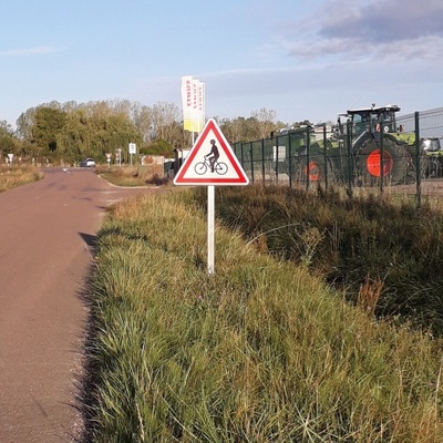 Amis automobilistes, faites attention aux cyclistes, qui sont bien ici.