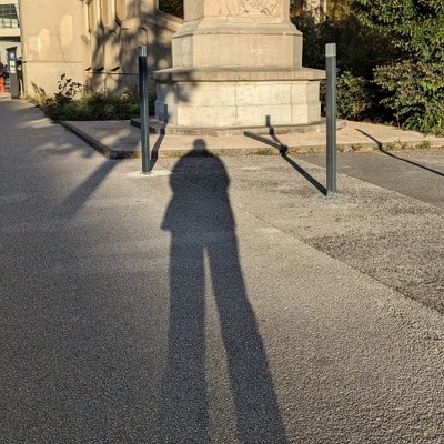 Marcher en ville, ça permet de découvrir de vieilles pierres... et ça allonge les jambes ???