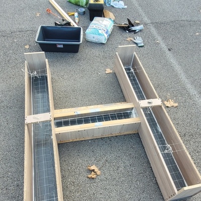 Les 4 arceaux à vélo du bâtiment sont toujours surchargés.. Et notre place de parking privative vide. La copro nous interdit d'y percer des trous pour y fixer des arceaux. Qu'a cela ne tienne :)