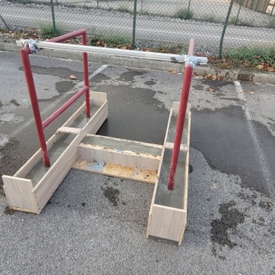 Voilà nos deux barrières de récupération transformées en arceaux après avoir coulé le béton...