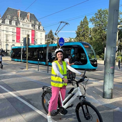 Juliette sur son vélo électrique