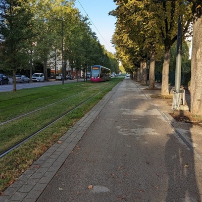un tram qui monte à l'arrêt Grésilles... et mon ombre de cycliste prête à s'élancer dans la descente !