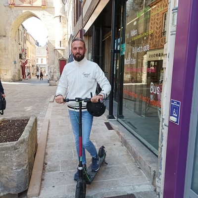 Prêt de trottinette électrique au personnel. "Pratique" pour aller faire mon sport pendant ma pause déj'"