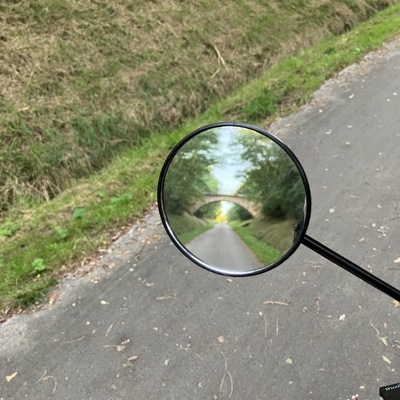 Catherine PUGEAUT en vélo avec une superbe photo du pont !