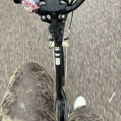 Cath en vélo