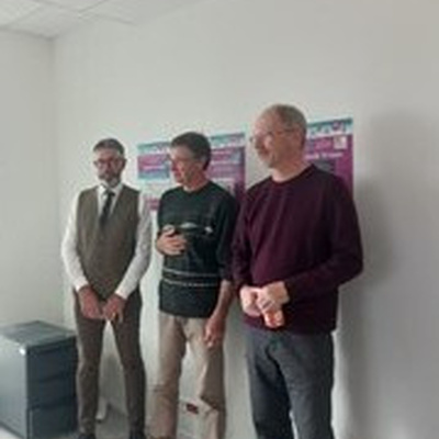 La pause s'impose devant les affiches du challenge de la Mobilité BFC à la DDT25